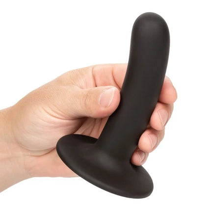 Schwarzer silikon analplug mit glattem, abgerundetem kopf und breiter basis von calexotics boundless dildo 12 cm gurt kompatibel