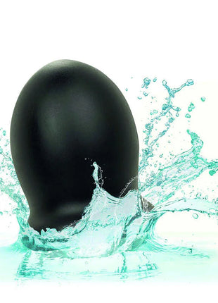 Schwarzes ei-förmiges calexotics boundless ftm stroker reversible 7cm mit glatter glänzender oberfläche im türkisfarbenen wasser splash