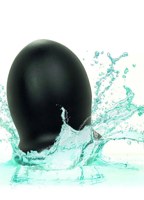Schwarzes ei-förmiges calexotics boundless ftm stroker reversible 7cm mit glatter glänzender oberfläche im türkisfarbenen wasser splash