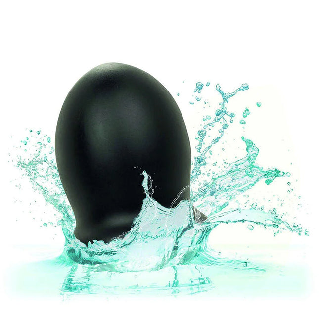 Schwarzes ei-förmiges calexotics boundless ftm stroker reversible 7cm mit glatter glänzender oberfläche im türkisfarbenen wasser splash