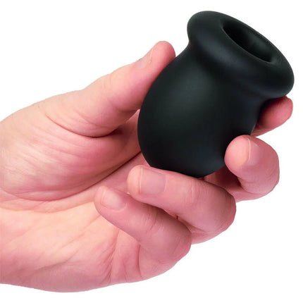 Schwarzer silikon-analplug mit glattem rundem design und leicht geflanschtem rand von calexotics boundless ftm stroker reversible 7cm
