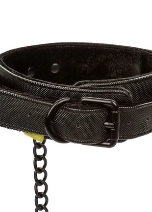 Calexotics boundless halsband und leine aus schwarzem strukturiertem leder mit metallschnalle und kettengliedern