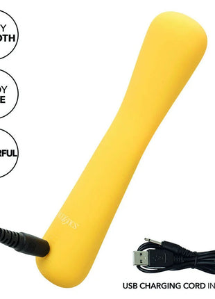 Calerotix boundless mini-flexiwand ist ein hellgelber, schlanker silikon-vibrationsstab mit usb-ladekabel