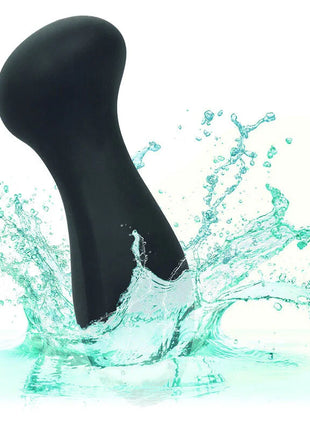 Schwarzes silikon vibrationsgerät mit glatten ergonomischen konturen und abgerundetem oberteil von calexotics boundless mini massager