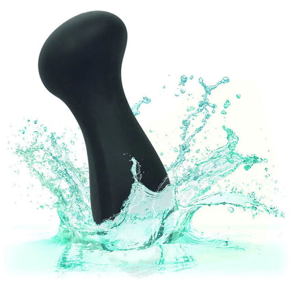 Schwarzes silikon vibrationsgerät mit glatten ergonomischen konturen und abgerundetem oberteil von calexotics boundless mini massager