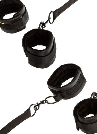 Schwarze gepolsterte handgelenk-fesseln aus stoff mit metallketten von calexotics boundless rote zurückhaltung