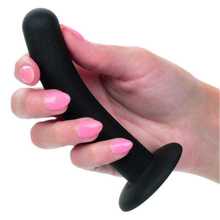 Schwarzer silikon-analplug mit abgerundetem kopf und ausgestellter basis aus dem calexotics boundless silikon-kurve pegging kit