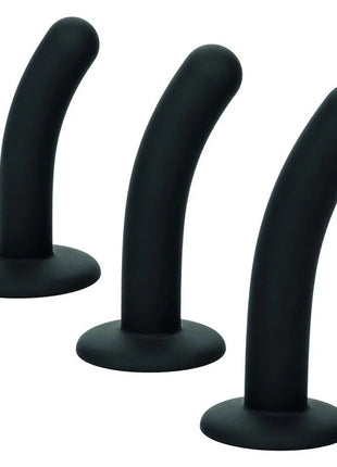 Set aus drei schwarzen silikon analplugs mit gebogener, konischer form und abgerundeter basis von CalExotics