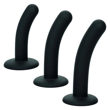 Set aus drei schwarzen silikon analplugs mit gebogener, konischer form und abgerundeter basis von CalExotics