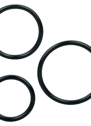 Drei schwarze o-ringe aus silikon in verschiedenen größen im calexotics boundless silikon-pegging-kit