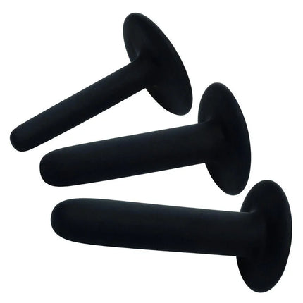 Drei schwarze silikon anal plugs mit abgerundeten, angeschwollenen enden aus dem calexotics boundless silikon-pegging-kit
