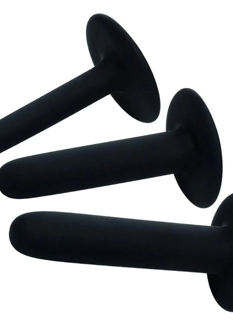 Drei schwarze silikon anal plugs mit abgerundeten, angeschwollenen enden aus dem calexotics boundless silikon-pegging-kit