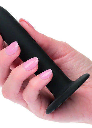 Schwarzer silikon-analplug mit abgerundetem spitzkopf und flachem sockel aus dem calexotics boundless silikon-pegging-kit