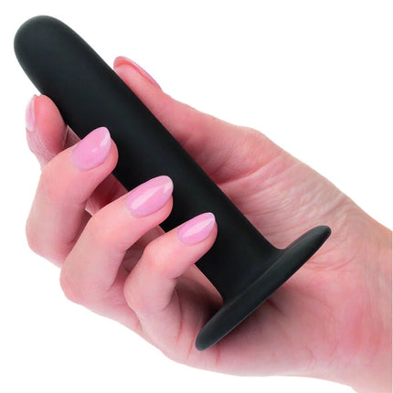Schwarzer silikon-analplug mit abgerundetem spitzkopf und flachem sockel aus dem calexotics boundless silikon-pegging-kit