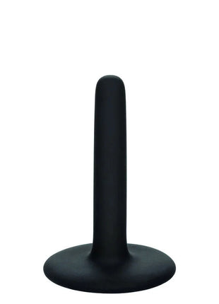Schwarzer silikon-analplug mit glattem rundem design und breiter basis im calexotics boundless silikon-pegging-kit