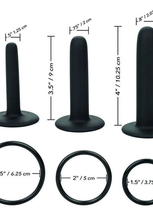 Set aus drei schwarzen silikon-urethraldilatatoren mit passenden gummiringen im calexotics boundless silikon-pegging-kit