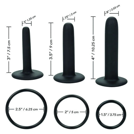 Set aus drei schwarzen silikon-urethraldilatatoren mit passenden gummiringen im calexotics boundless silikon-pegging-kit