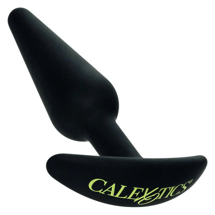 Schwarzer silikon analplug mit geschwungener ergonomischer basis und calexstics markenname in gold von calexotics boundless slim plug