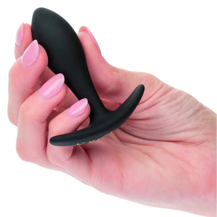 Schwarzer silikon-analplug mit gebogenem griff und strukturierter oberfläche von calexotics boundless teardrop plug