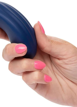 Ein elegantes navyblaues silikonspielzeug mit geschwungenem design von CalExotics Cashmere Samt Curve Blau