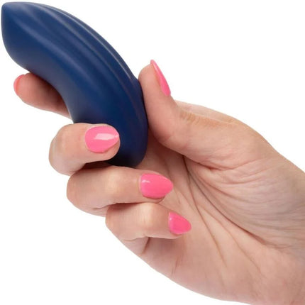 Ein elegantes navyblaues silikonspielzeug mit geschwungenem design von CalExotics Cashmere Samt Curve Blau