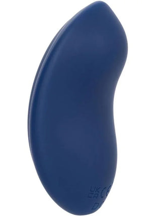 Ein navyblauer silikonspielzeug von calexotics mit elegantem, gebogenem design und dezenten zertifizierungsmarken