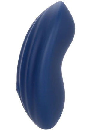 Ein elegantes navy blaues silikon-vibrationsgerät von calexotics mit geschwungener form und feinen vertikalen rillen