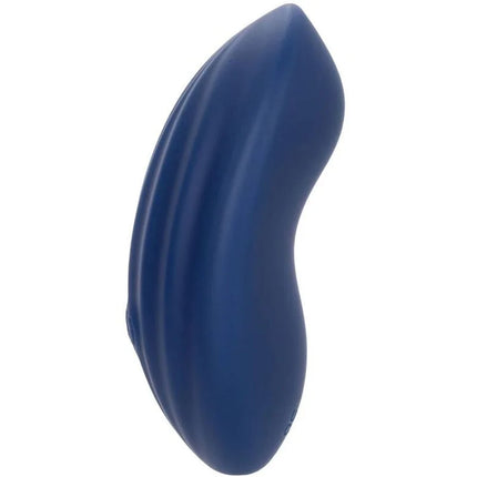 Ein elegantes navy blaues silikon-vibrationsgerät von calexotics mit geschwungener form und feinen vertikalen rillen