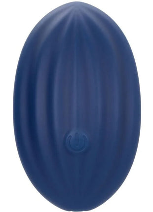 Tiefblauer ovaler silikonvibrator mit vertikalen rillen und zentralem einschaltknopf von calexotics cashmere samt curve blau
