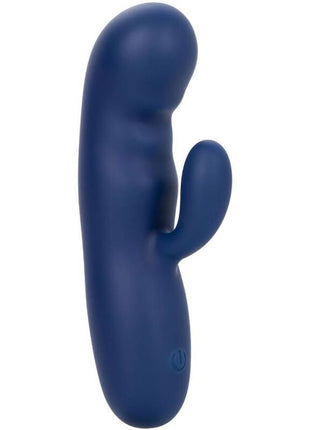 Blauer silikon rabbit vibrator mit power-button seitlich aus der calexotics cashmere-seiden-duo blau serie