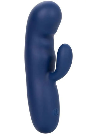 Blauer silikon rabbit vibrator mit power-button seitlich aus der calexotics cashmere-seiden-duo blau serie