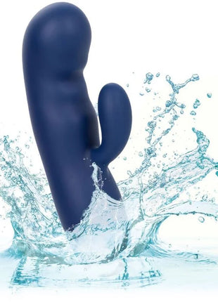 Darkblauer silikon vibrator in hasenform mit glatter glänzender oberfläche von calexotics cashmere-seiden-duo blau