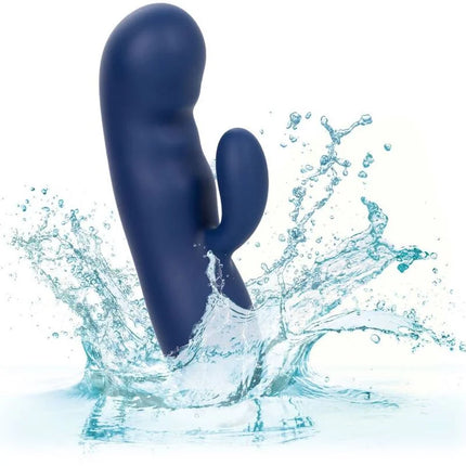 Darkblauer silikon vibrator in hasenform mit glatter glänzender oberfläche von calexotics cashmere-seiden-duo blau