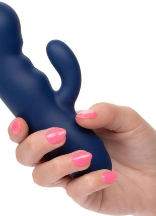 Ein navyblaues silikonspielzeug mit glattem, gebogenem design und zwei abgerundeten vorsprüngen von calexotics
