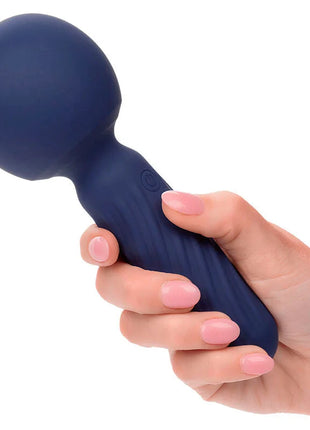 Navyblauer silikonvibrator mit strukturiertem griff und rundem knop auf dem griff von calexotics charisma seduction massager