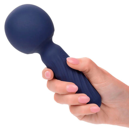 Navyblauer silikonvibrator mit strukturiertem griff und rundem knop auf dem griff von calexotics charisma seduction massager