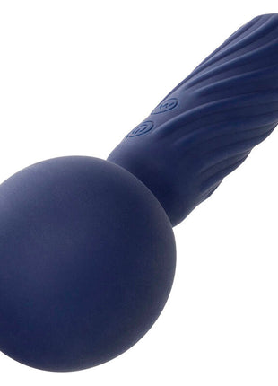 Navyblauer silikon-vibrationsstab mit geriffelter struktur und abgerundetem kopf von calexotics charisma seduction massager