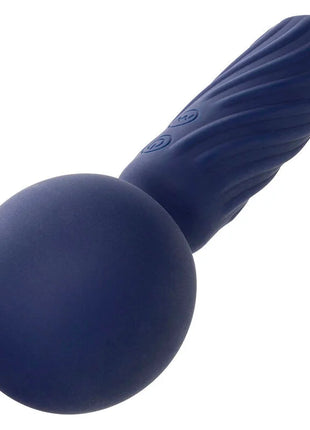 Navyblauer silikon-vibrationsstab mit geriffelter struktur und abgerundetem kopf von calexotics charisma seduction massager
