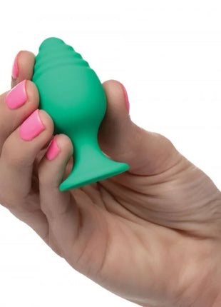 Ein kräftig grüner silikon-analplug mit texturierter, konischer form und breiter basis von calexotics cheeky buttplug grün