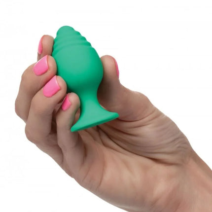 Ein kräftig grüner silikon-analplug mit texturierter, konischer form und breiter basis von calexotics cheeky buttplug grün