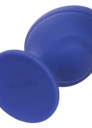 Calexotics cheeky buttplug lila aus blauem silikon mit glattem, abgerundetem saugnapf und geprägtem markennamen