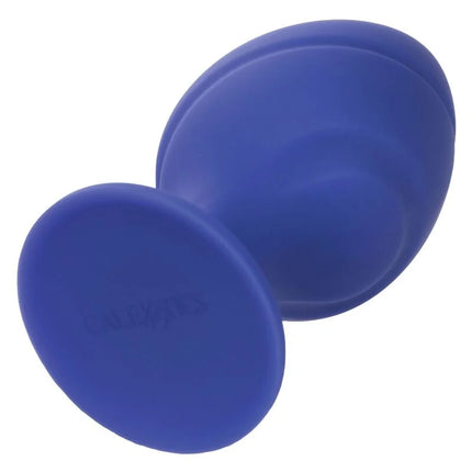 Calexotics cheeky buttplug lila aus blauem silikon mit glattem, abgerundetem saugnapf und geprägtem markennamen