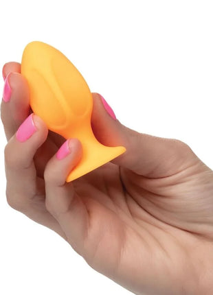 Orangefarbener silikon-analplug mit glattem rundem design und breiter basis von calexotics cheeky buttplug