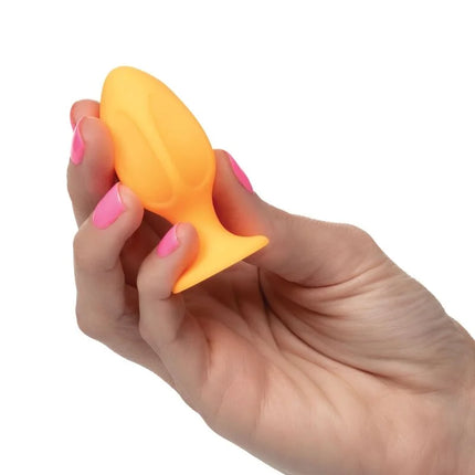 Orangefarbener silikon-analplug mit glattem rundem design und breiter basis von calexotics cheeky buttplug