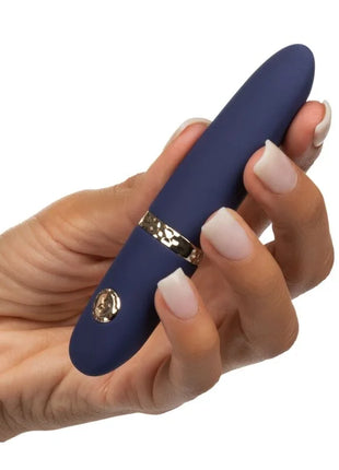 Navyblauer silikonvibrator mit goldfarbenen metallakzenten und dekorativem emblem von calexotics chic daisy mini massager