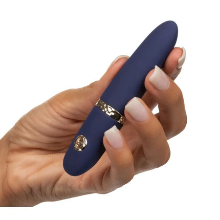 Navyblauer silikonvibrator mit goldfarbenen metallakzenten und dekorativem emblem von calexotics chic daisy mini massager