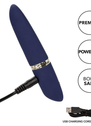 Navyblauer silikonvibrator mit silbernem metallband und usb-ladekabel calexotics chic daisy mini-massager