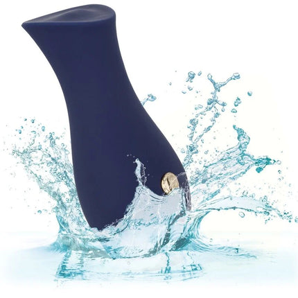 Dunkelblauer siliconvibrator mit goldenem knopfdruck auf gebogenem körper im wasser spritzend von calexotics