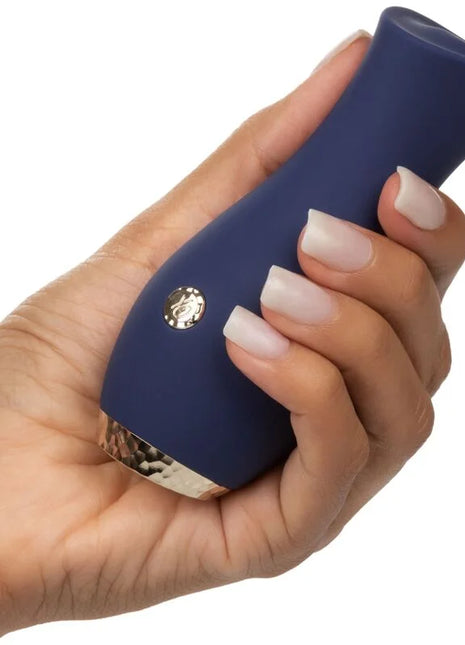 Navy blauer silikon massager mit goldfarbenen metallakzenten und rundem knopf von CalExotics Chic Tulpe