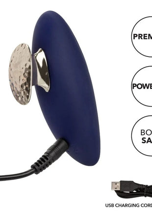 Navyblauer silikonkörpermassager mit silberner, gehämmerter kreisplatte und usb-ladekabel von calexotics chic violet stimulator mit 10 geschwindigkeiten